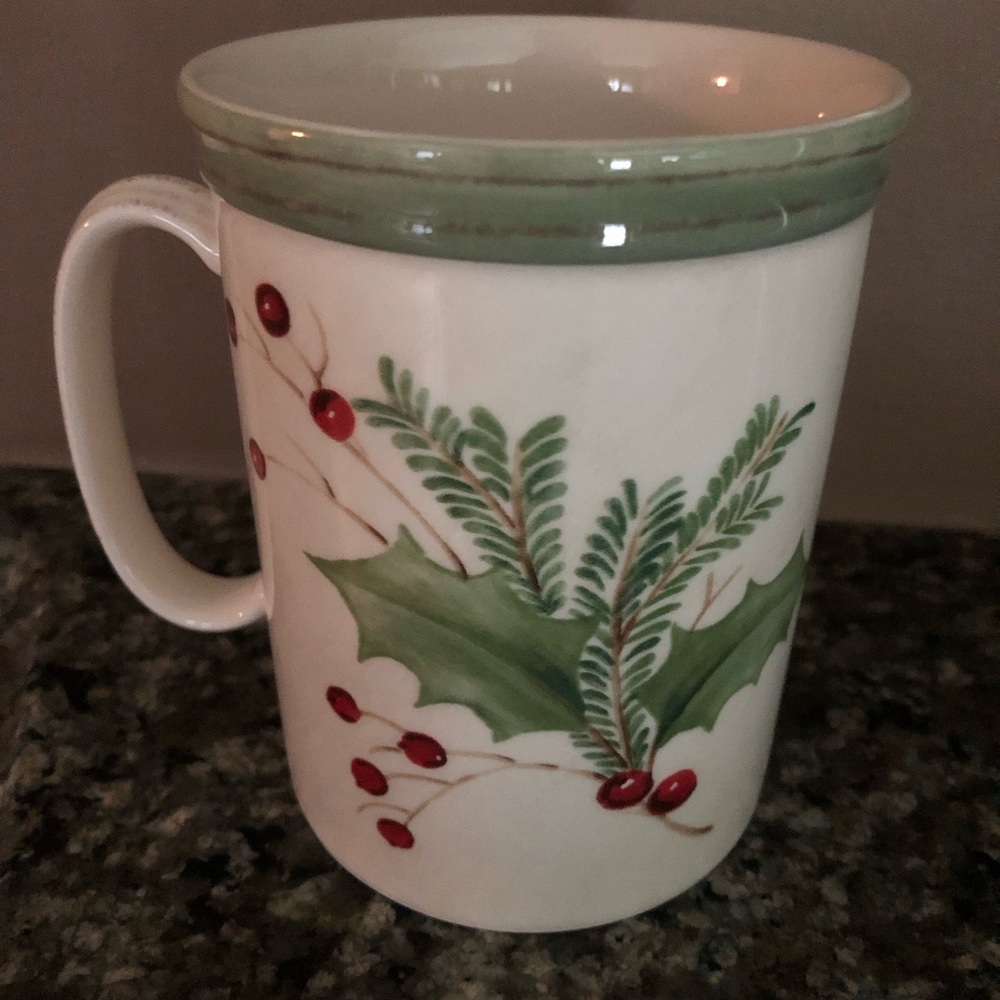 Lenox Green/White Holiday Berry set. 11 dinner plates,10-9”accent plates 6 mugs.